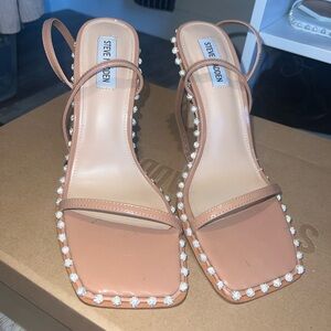 I’m selling Steve Madden camel colored heels.